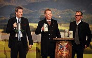 Die erste Maß überreichte Andreas Steinfatt an Ministerpräsident Markus Söder (©Foto. sampics für  Paulaner)